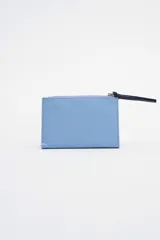 Billetera de cuero color marrón con doble monedero con cierre y botón a presión, reparticiones internas y bolsillos forrados con algodón.