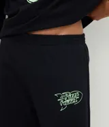 Pijama de algodón color negro compuesto por una remera de manga larga con estampa frontal de los Aliens de Toy Story y un pantalón largo con cintura elástica.