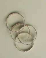 Esclava rígida de diseño artesanal con textura irregular y acabado metálico, ideal para uso diario.