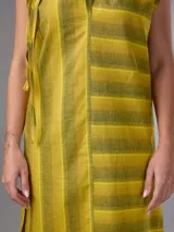 Vestido corto de lino y algodón color amarillo mostaza con diseño a rayas horizontales, escote en V y lazos para anudar en la cintura.