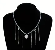 Collar plateado de cuentas con dije de corazón y dijes colgantes de estrella y luna.