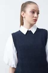 Chaleco tejido de algodón en color marrón, con diseño de textura acanalada y corte recto.