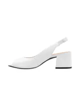 Sandalia de taco cuadrado medio, color blanco, diseño peep toe y tira trasera con inserción elástica.