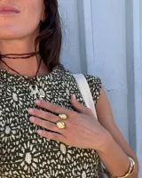 Anillo de diseño orgánico y macizo con forma irregular, elaborado artesanalmente en metal.