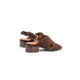 Sandalias de gamuza color marrón café, con tiras cruzadas en el empeine, pulsera ajustable al tobillo con hebilla metálica y taco bajo cuadrado con suela tractorada.