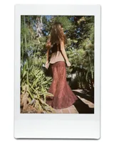 Culerito de descarne vacuno color negro, con diseño envolvente y flecos laterales. Cuenta con tiras para atar en la cintura y etiqueta de la marca Lucy in the Sky.