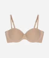 Soutien tipo top color nude, con copas moldeadas y borde festoneado en la parte superior. Posee tirantes finos removibles.