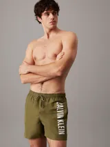 Short de baño verde militar con cintura elástica ajustable con cordón y logo de Calvin Klein estampado en blanco en la pierna izquierda.