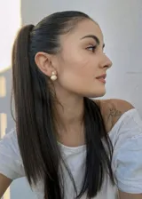 Aros colgantes de plata 925 bañados en oro, con perla de río y broche mariposa.