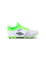 Championes de fútbol Umbro Flash HG, color blanco con detalles en gris y verde flúor. Presentan el logo de la marca en el lateral y tapones en la suela para mejor agarre en césped.