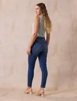 Jean skinny tiro medio color azul, marca One Five One, confeccionado en algodón elastizado. Cuenta con pretina con pasadores, cierre y botón metálico, bolsillos delanteros y traseros, y laterales sin costura.