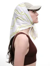 Top de bikini color marrón oscuro, con escote en V profundo y tirantes anchos, confeccionado en tejido acanalado.