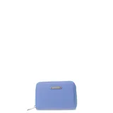 Billetera pequeña de diseño compacto con cierre perimetral, confeccionada en material sintético liso de color azul claro. Presenta una placa metálica decorativa con el logo de la marca en el frente.