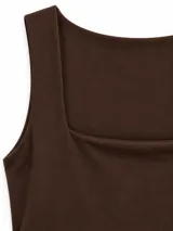 Musculosa de color bordó con escote cuadrado y tirantes anchos, de corte ajustado y diseño liso.