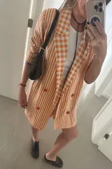 Short sastrero de lino con estampado de rayas verticales naranjas y blancas, corte holgado.