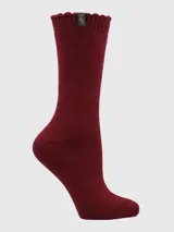 Calcetín de largo medio en tejido grueso color bordó, con puño suave y detalle de etiqueta con logo en la parte superior.