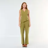 Mono color verde oliva, compuesto por pantalón palazzo de tiro alto y chaleco con escote en V cruzado, cierre lateral con botón y solapa decorativa.
