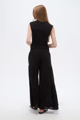 Pantalón de viscosa negro de tiro alto, diseño ancho con detalles de volados sutiles y lazo para anudar en la cintura.