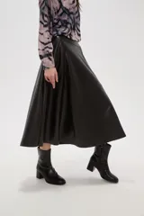 Falda midi de corte acampanado confeccionada en eco-cuero negro, con diseño de paneles y cintura alta.
