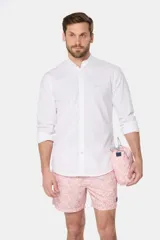 Short de baño con estampado de flores color rosa y blanco, con cintura elástica y cordón ajustable. Incluye dos bolsillos laterales y suspensor de malla fina.