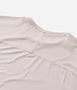 Remera de hombre con tecnología dry, cuello redondo y mangas cortas. Presenta un diseño minimalista con estampado lettering 1921 en el pecho y detalle de textura en los hombros.