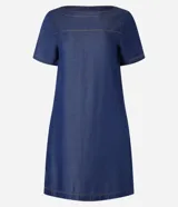 Vestido corto de color azul claro, confeccionado en liocel, con cuello redondo, mangas cortas y detalle de costura horizontal en el busto. Cuenta con bolsillos laterales.
