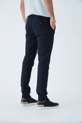 Pantalón chino negro de gabardina con corte slim y logo bordado.