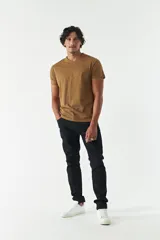 Pantalón de jean negro de corte recto, tiro medio, con roturas y logo bordado.