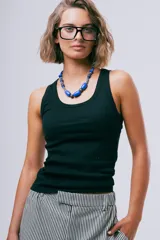 Top Tali de diseño ajustado al cuerpo, confeccionado en tejido acanalado de color negro, con escote redondo y tirantes anchos.