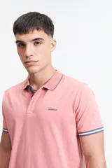 Remera polo color salmón de estilo jersey, corte regular, con logo estampado y detalles en azul marino en cuello y mangas. Confeccionada en algodón y spandex.