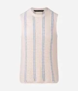 Musculosa de punto para hombre en color beige con rayas verticales finas en color celeste. Presenta un diseño con textura perforada, cuello redondo y terminaciones acanaladas en cuello, sisas y ruedo. Confeccionada en 100% algodón.