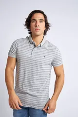 Remera tipo polo de manga corta, color gris con rayas horizontales finas en color oscuro. Presenta cuello clásico con botones y logo bordado en el pecho.