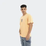 Remera de corte oversize color naranja, con cuello redondo y estampa pequeña centrada en el pecho.