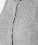 Musculosa de tejido rib con cuello redondo y cierre frontal con botones. Diseño sin mangas y ajuste al cuerpo.