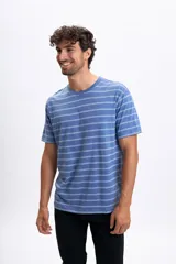Remera de manga corta, cuello redondo, color azul con estampado de rayas horizontales finas en blanco.
