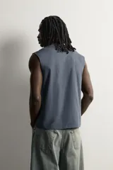 Musculosa gris oscuro de ajuste relaxed, con cuello redondo y diseño sin mangas con sisa amplia. En el frente presenta una estampa estilo varsity en tonos bordó y blanco con la inscripción "Local Team 94 One Step Daily".