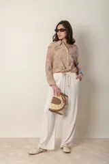 Pantalón ancho negro de lino y rayón, con cintura elastizada ajustable con cordón y bolsillos laterales.