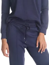 Conjunto de dos piezas compuesto por un buzo de escote redondo con pespunte central y un pantalón tipo jogger de pierna slim con cintura elástica, lazo de ajuste y pespunte frontal.