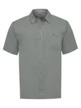 Camisa de manga corta RKF confeccionada en tencel, color verde grisáceo. Presenta cuello clásico, cierre frontal con botones claros, bolsillo en el pecho con bordado del logo del pato al tono y pinza en la espalda.