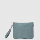 Clutch de tela tipo canvas color rosado, con diseño circular estampado en el frente y correa de muñeca extraíble. Cuenta con cierre superior metálico.