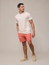 Short de baño tipo volley, color azul piedra con efecto lavado, cintura elástica con cordón ajustable y bolsillos laterales.