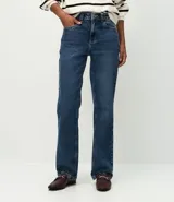 Pantalón de jean con corte recto, tiro medio y cierre frontal con botón y cremallera. Cuenta con bolsillos laterales y traseros, además de trabillas para cinturón.