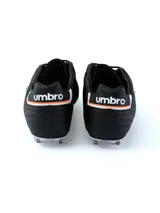 Championes de fútbol Umbro Speciali SG, color negro con logo Umbro en blanco.