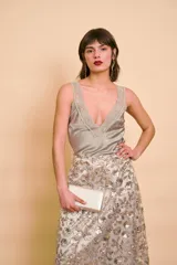 Musculosa de seda en color gris, con delicados detalles de encaje en el escote en V y en los tirantes.