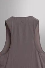 Musculosa deportiva Zara Athleticz de tejido ligero y elástico con paneles laterales de malla transpirable. Presenta cuello redondo, sisas amplias y bajo con aberturas laterales.