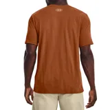 Remera Under Armour de hombre, color marrón, de tejido ligero, suave y de secado rápido, con logo estampado en el pecho.