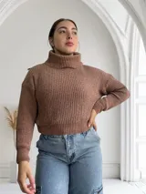 Sweater marrón de punto con cuello alto y mangas largas.