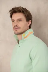 Chomba azul de piqué de algodón con cuello polo, tapeta de dos botones con diseño estampado en el interior y mangas cortas. Corte clásico.