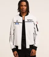 Campera tipo bomber blanca con detalles en negro, inspirada en uniformes espaciales de la NASA. Presenta parches con el logo de la NASA, la bandera de EE. UU. y texto en la manga que dice "Kennedy Space Center".