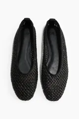 Ballerinas negras de paja de plástico trenzada con punta redondeada.